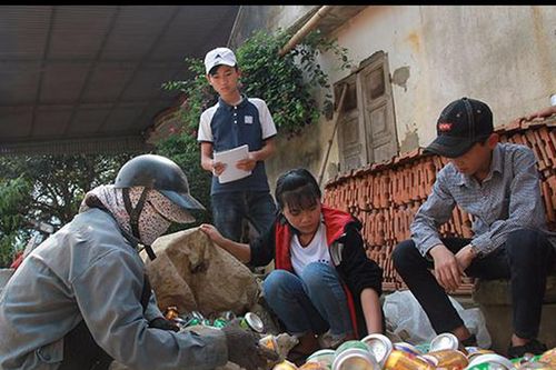 Học sinh lớp học tình thương nhặt ve chai giúp đỡ các hoàn cảnh khó khăn