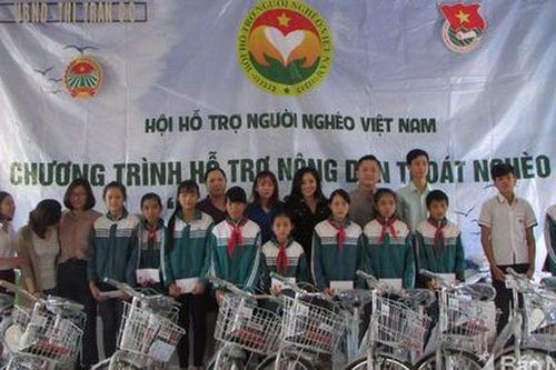 Trao quà cho người nghèo ở Con Cuông