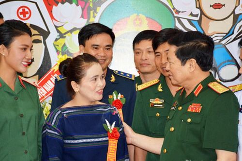 Đại tướng Ngô Xuân Lịch trao Bằng khen của Bộ Quốc phòng cho 127 điển hình tiên tiến toàn quân