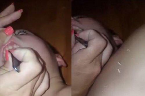 Người mẹ nhổ móng tay ra khỏi miệng của con