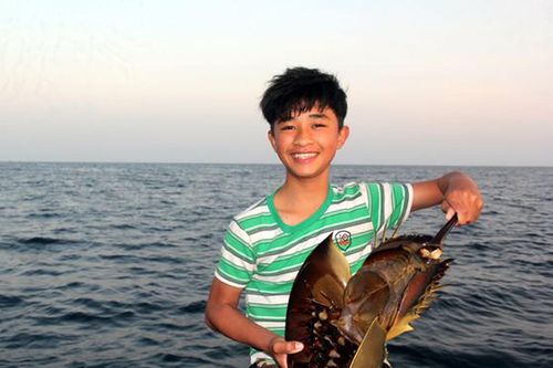 Phút nghỉ ngơi của ngư dân đánh cá giữa biển khơi