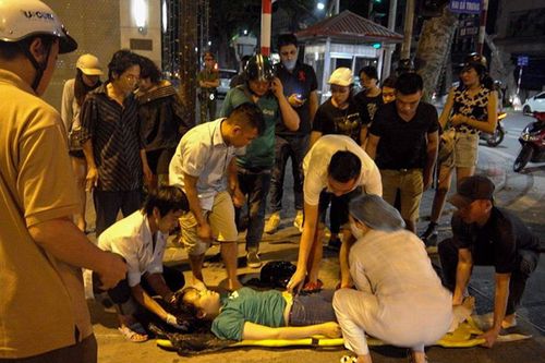 Hà Nội: Xe cứu thương gây tai nạn cho cô gái trẻ rồi bỏ chạy