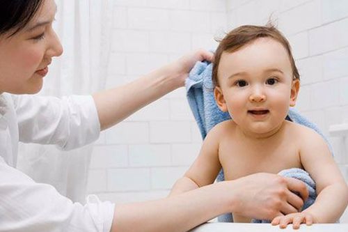 Cách chăm sóc da cho trẻ trong tiết trời nóng nực