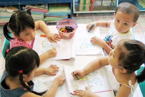 Giúp trẻ làm quen với trường mầm non