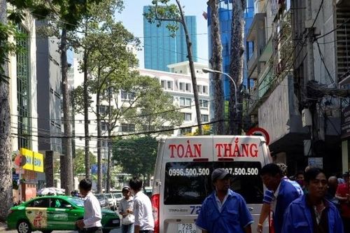 Hà Nội: Thí điểm cắm biển báo cấm xe hợp đồng dưới 9 chỗ ngồi
