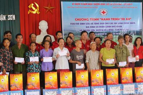Trao tặng quà, bò sinh sản cho hộ nghèo ở Đô Lương