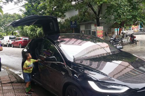 Bất ngờ siêu xe điện Tesla trị giá 8 tỷ đồng lăn bánh tại Hà Nội