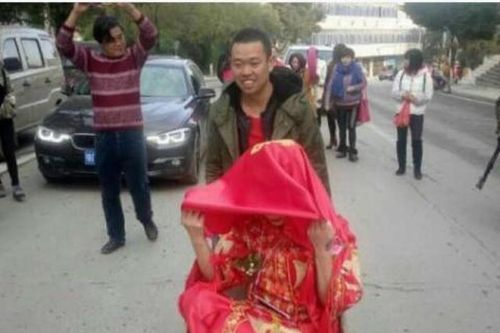 Đằng sau việc chú rể nghèo rước dâu bằng xe cải tiến