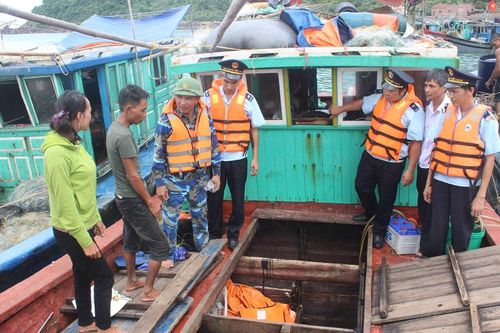 Lai dắt tàu cá cùng 4 ngư dân gặp nạn trên biển vào bờ an toàn