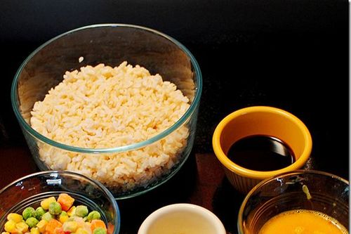 Cách làm món cơm chiên gà 'ăn là mê' chỉ với nguyên liệu là cơm nguội