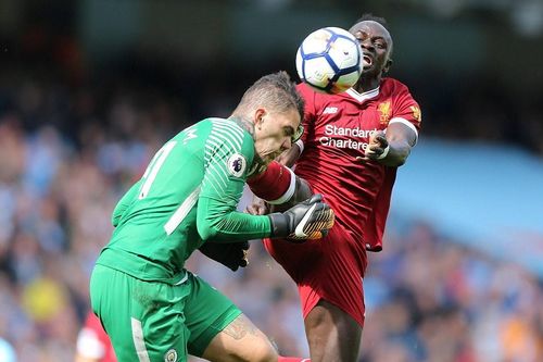 Cận cảnh pha đạp vào mặt thô bạo của Mane khiến Ederson bất tỉnh