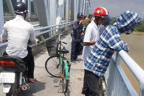 Nghi bị mẹ trách móc, thiếu nữ nhảy cầu Bến Thủy tự tử