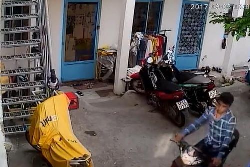 Clip: Trộm thản nhiên bẻ khóa 'cuỗm' xe máy ngay trước cửa phòng trọ