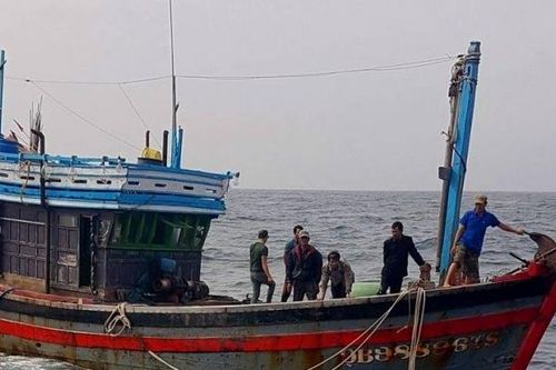 Tìm kiếm ngư dân rơi xuống biển mất tích
