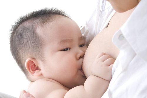 Không có sữa mẹ thì nuôi con bằng sữa công thức, sao phải khổ sở đến stress?