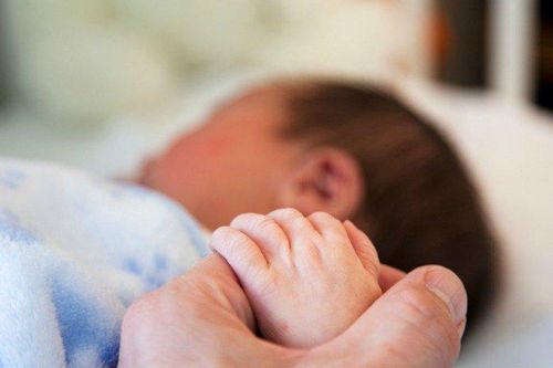 Chuyện bố mẹ thụ tinh nhân tạo nhưng không đẻ ra con ruột gây sốc