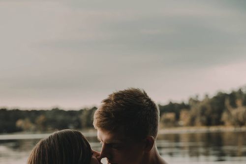 Chụp ảnh nude nghệ thuật cùng chồng, nữ nhân viên ngân hàng bị sa thải