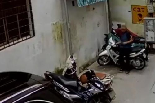 Clip: Người đàn ông bẻ khóa trộm xe trong 2 giây giữa phố Hà Nội
