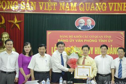 Trao Huy hiệu Đảng cho Phó Bí thư Thường trực Tỉnh ủy Nguyễn Xuân Sơn