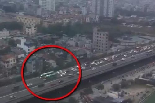 Clip: 2 xe khách dàn hàng, chạy như 'rùa bò' trên đường vành đai 3