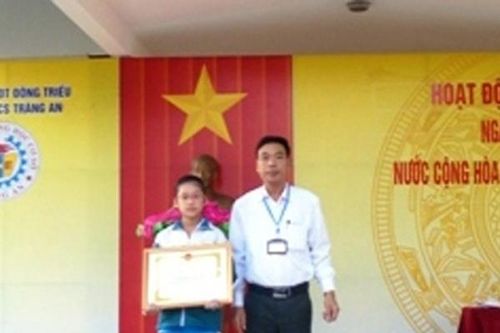 Khen thưởng học sinh lớp 6 trả ví có hơn 10 triệu đồng cho người mất