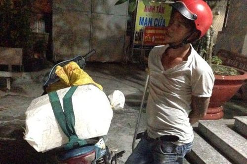 Cảnh sát giao thông phát hiện, thu giữ 500 bao thuốc lá nhập lậu