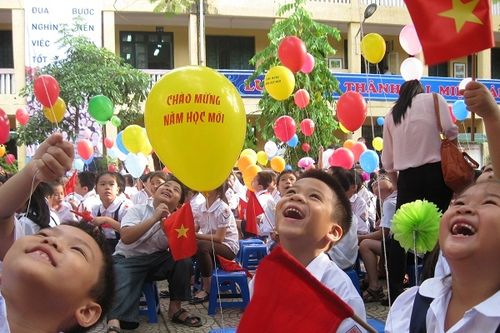 Sao mẹ lại kẹp phong bì vào bưu thiếp tặng cô?