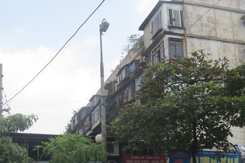 Cận cảnh hàng loạt chung cư cũ - 'đặc sản khó ăn' của Hà Nội