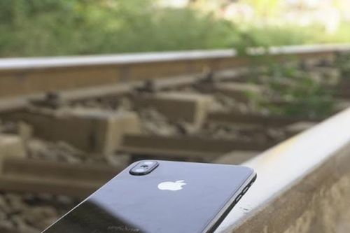 iPhone X bị tàu hỏa nghiền nát trong bài test kinh hoàng