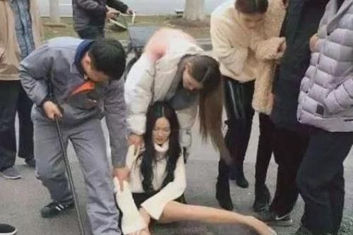 Cô gái kêu khóc, kẹt chân dưới nắp cống vì mải dùng điện thoại