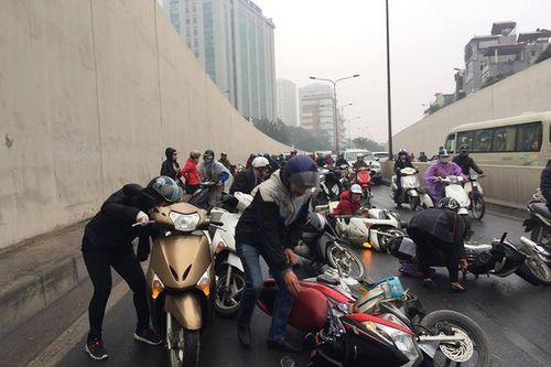 Xe máy ngã đổ la liệt trong hầm chui Kim Liên