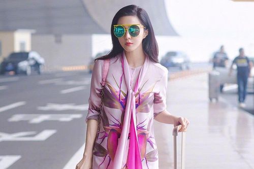 Phối khăn cá tính như Lâm Chí Linh, Phạm Băng Băng
