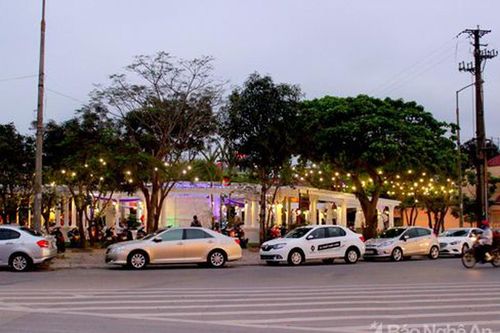 Lòng đường phố Vinh thành bãi đỗ xe ô tô về đêm