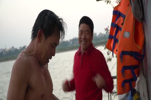 Người lớn tuổi Hà Nội tắm sông giữa mùa đông 'cắt da cắt thịt'