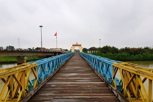 Nghẹn ngào bước trên cây cầu từng chia cắt 2 miền đất nước