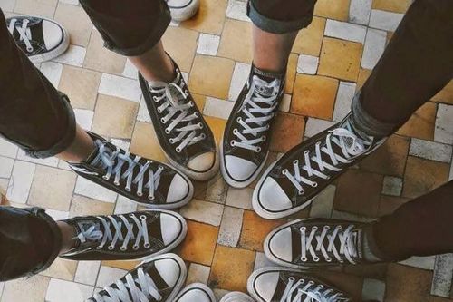 Trào lưu 'giày đồng phục' gây sốt