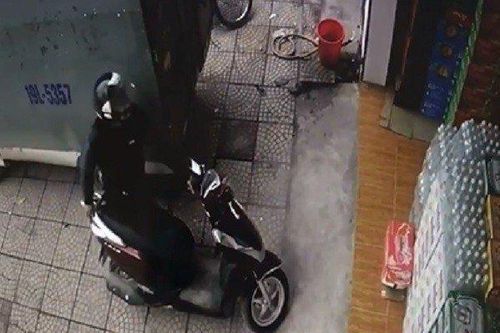 Clip: Trộm ngang nhiên bẻ khóa 'cuỗm' xe trước cửa hàng tạp hóa