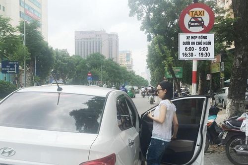 Hà Nội cắm biển cấm xe hợp đồng trên phố cấm taxi