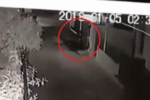 Clip: Bi hài cảnh trộm mang xe trả lại, đóng cửa cẩn thận cho chủ nhà