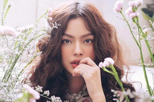 Hot girl Việt: Người về nhà với cha mẹ, kẻ đi 'đổi gió' ngày Tết