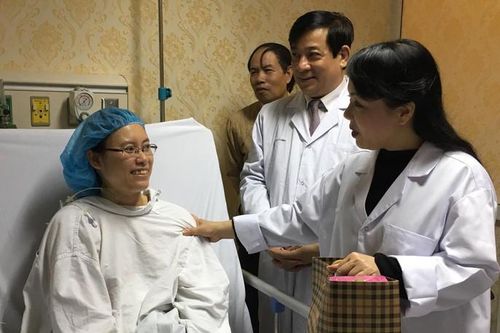 Bộ trưởng Y tế vào viện thăm bệnh nhân nặng thời điểm sát Giao thừa