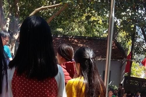 Nhức mắt với những trang phục phản cảm khi đến chùa trong dịp đầu xuân năm mới