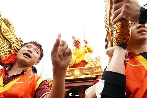 Về đền Sái xem chúa vung tiền, vua đi kiệu