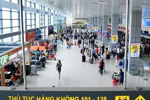 Tước chứng chỉ 4 nhân viên để nam thanh niên đột nhập lên máy bay