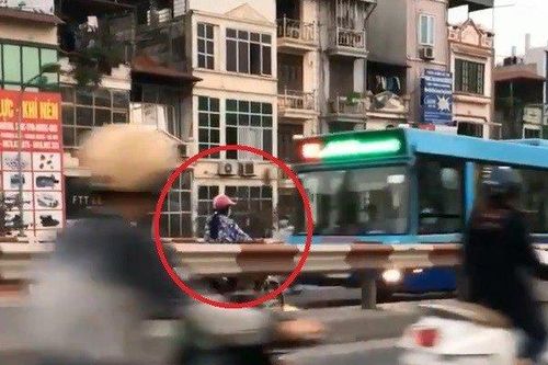 Chạy ngược chiều trên cầu vượt, người phụ nữ suýt đấu đầu xe buýt