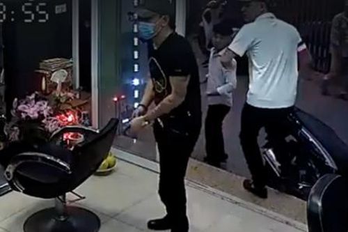 Hà Nội: Bắt giữ 3 người nổ súng tại quán cắt tóc