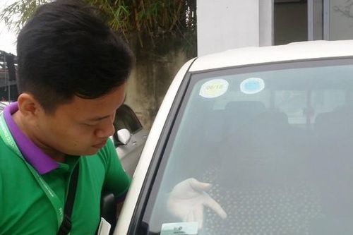 Lái xe băn khoăn về dán thẻ thu phí tự động không dừng