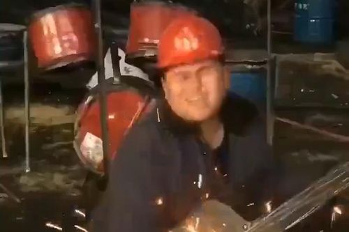 Clip anh công nhân đánh guitar tóe lửa bằng máy hàn