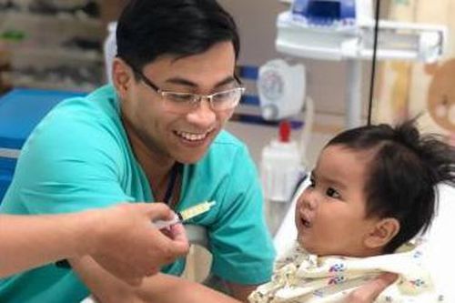 Cứu sống bé 17 tháng tuổi uống nhầm xăng đựng trong chai nước giải khát