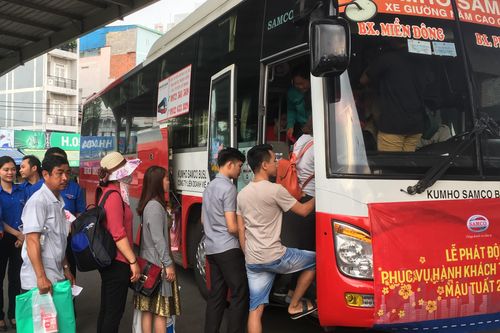 Các bến xe ở Sài Gòn bán hơn 1,6 triệu vé về quê dịp Tết